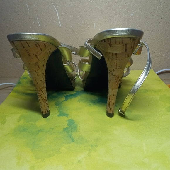 š NEW Womenās Gold Strappy platform Heels Shoes Sandals Sz 8.5 - Picture 2 of 6